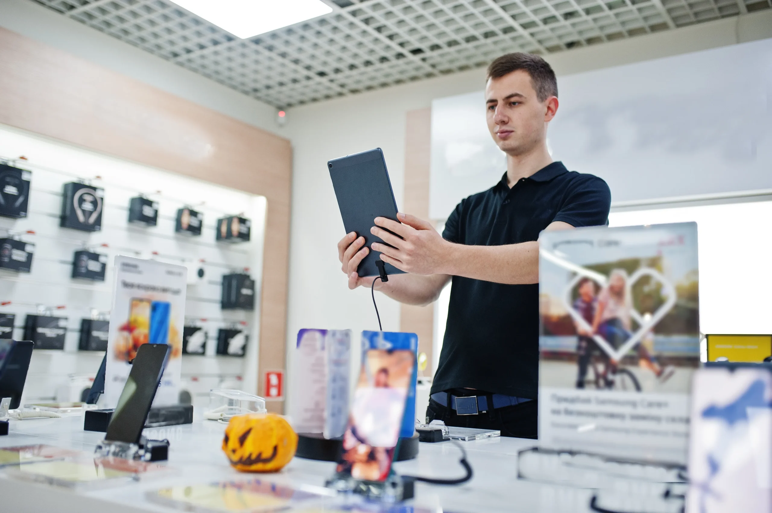 seller-man-mobile-phone-2025-02-10-10-25-36-utc_11zon